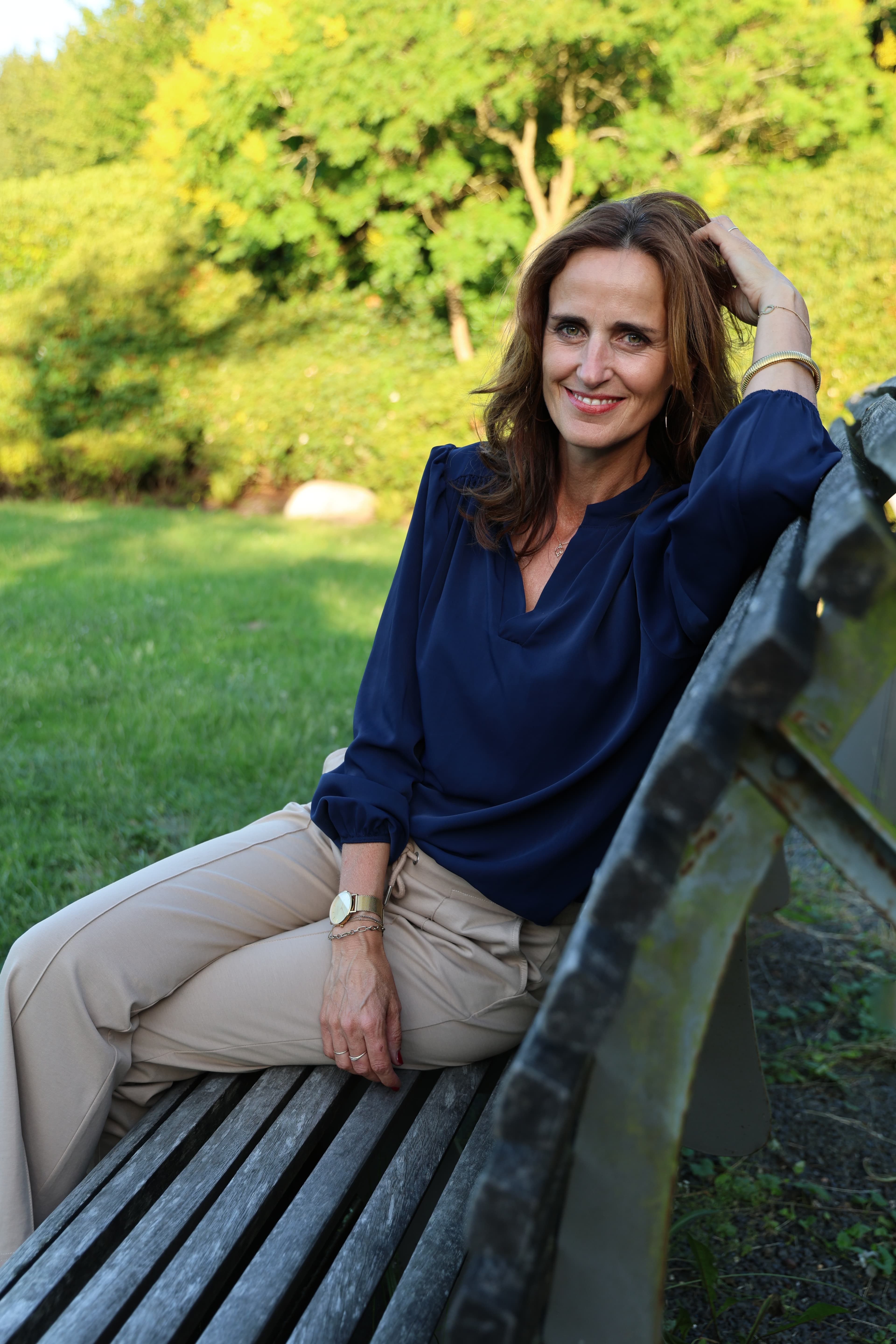 Sandra IJpma op een bankje in het park — Dreampact